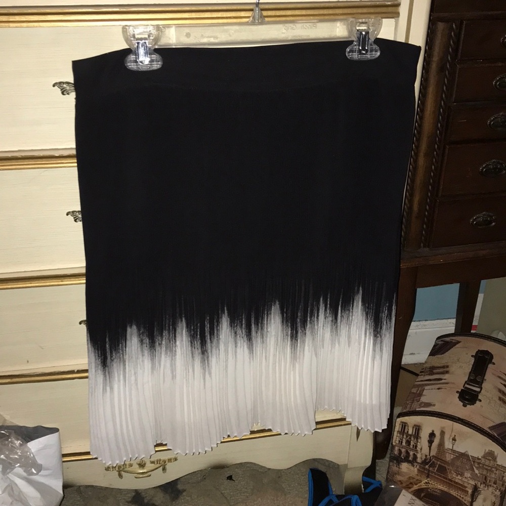 White House black market black white pleated skirt